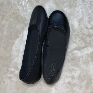 Black flats with wavy edge